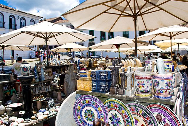 [Artesãos trabalham na hora, talhando a pedra e dando vida à peças de tirar o fôlego de tão lindas]