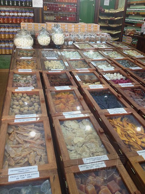 [Frutas cristalizadas, balinhas de coco e muitas delícias doces]