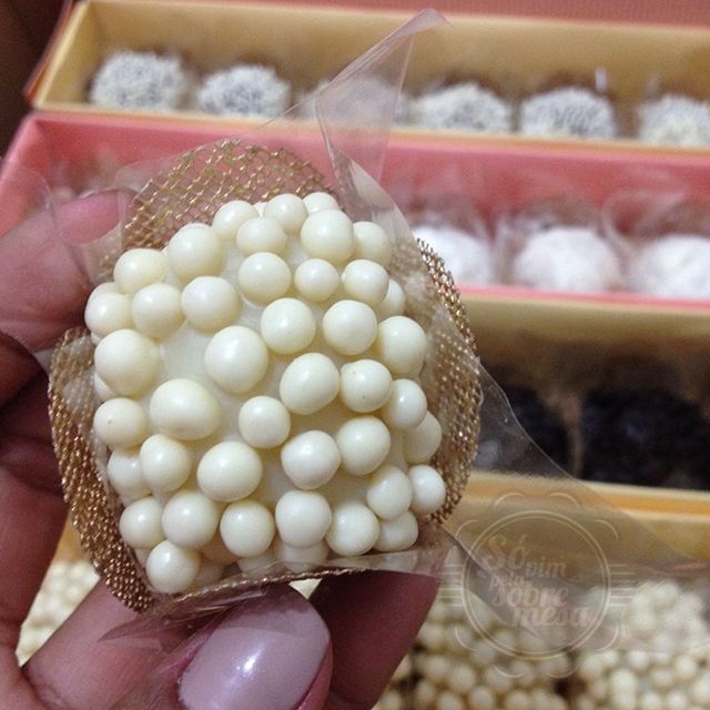 [ Pense o seguinte: a doçura do chocolate branco com o contraste azedinho do cupuaçu. Pensou?! Mas imagine numa sintonia perfeita. Não tem como imaginar, tem que provar.]