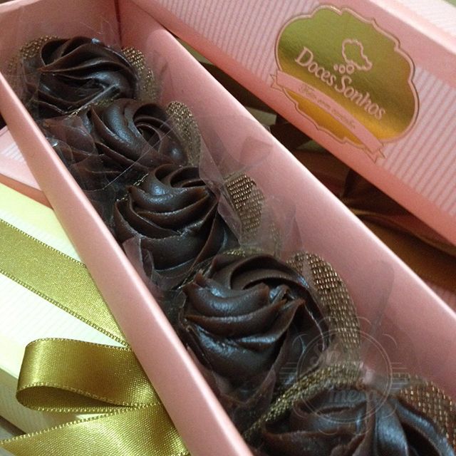 [Brownie: Intenso e saborosíssimo, além de lindamente decorado com rosa de brigadeiro belga]