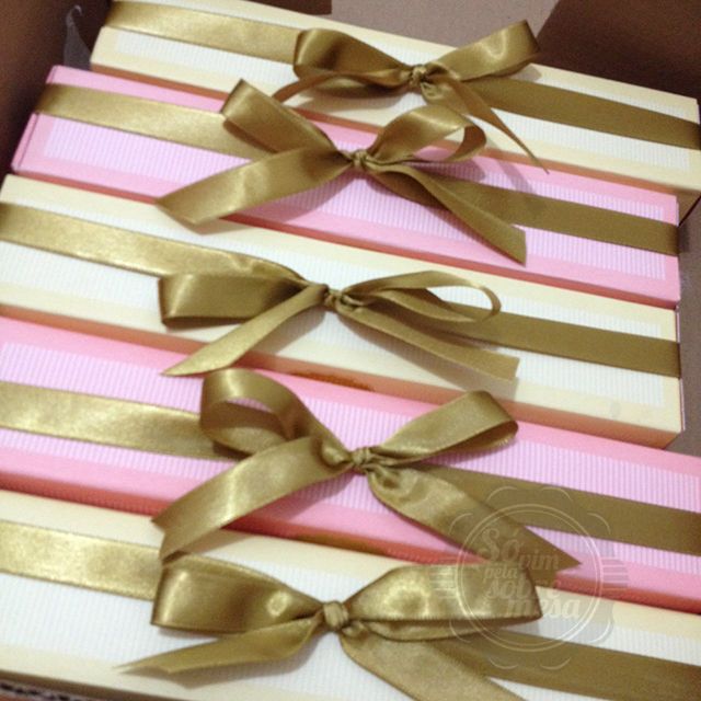 [Caixinhas individuais contendo 07 deliciosos docinhos em cada uma - Perfeita para presentear]