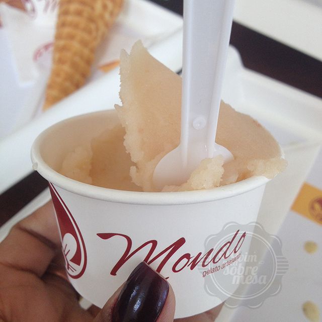 [Sorbet de Cajú, nada de base leite ou creme de leite, apenas base água. Masi gelado no paladar e mais áspero que um gelato ou sorvete]