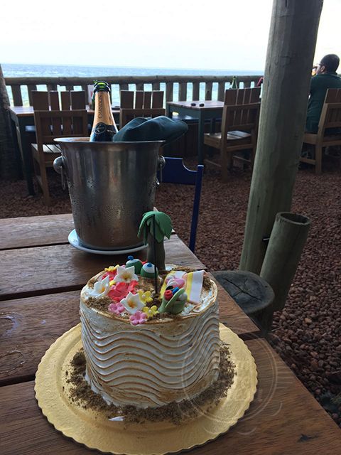 [Bolo branco com recheio de Limão Siciliano e Dulcey combina perfeitamente com um espumante brut]