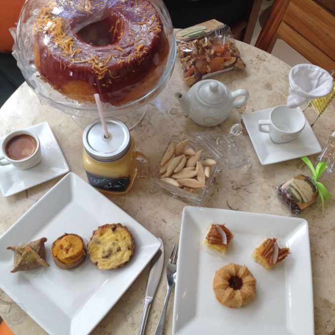 \[Bolo da Vovó - Romeu & Julieta, Salgadinhos com massa integral, Bolinho de Coco com Goiabada e Mini Tortinha de Tapioca com Doce de Leite zero lac - Dá pra reunir as amigas num café da manhã bem gostoso!\]