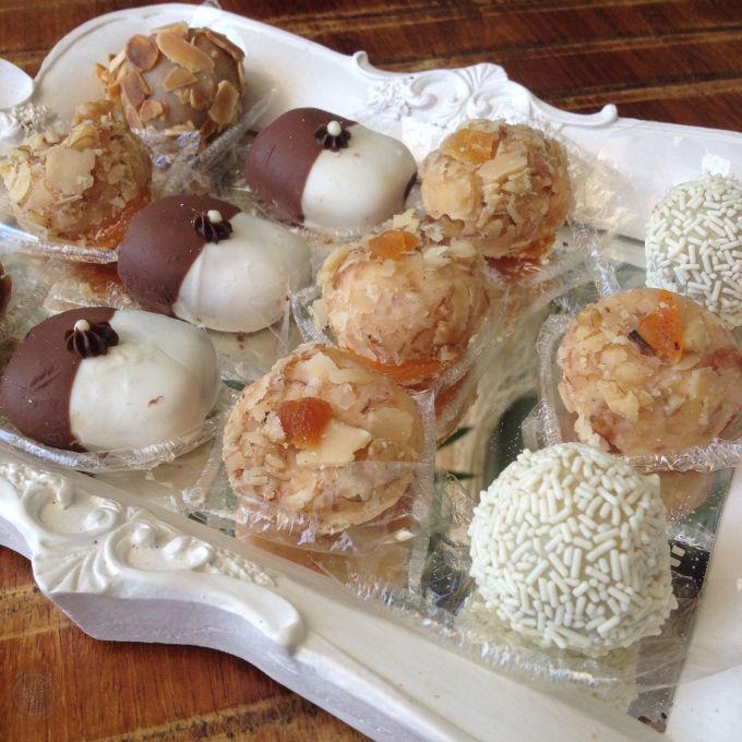 \[Docinhos - dos tradicionais passando pelos finos até os especiais com chocolate belga - para todos os gostos\]