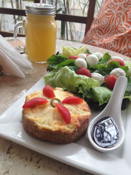 \[Quiche com Saladinha - uma opção leve para o almocinho numa reuniãozinha de trabalho\]