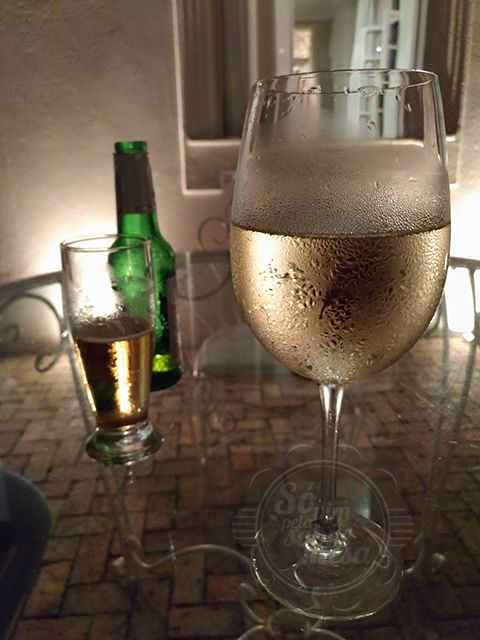 \[ Dá para ouvir as ondas beijando a praia à noite \]