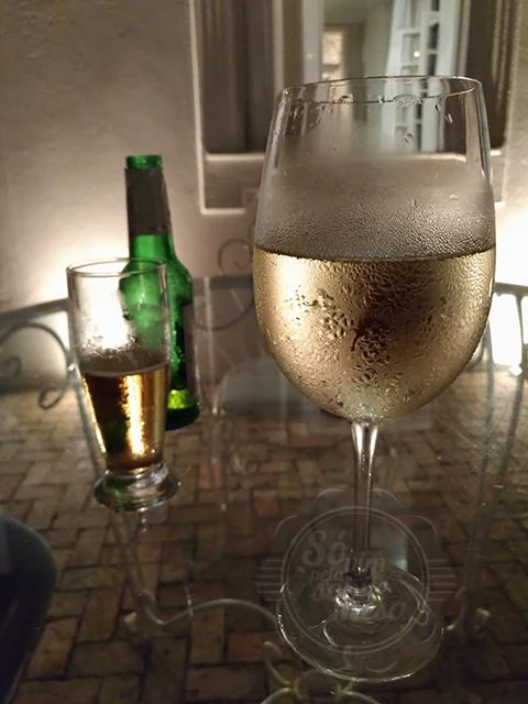 \[ Dá para ouvir as ondas beijando a praia à noite \]