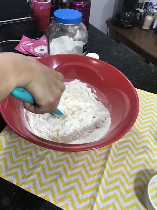 \[Misturando a massa\]