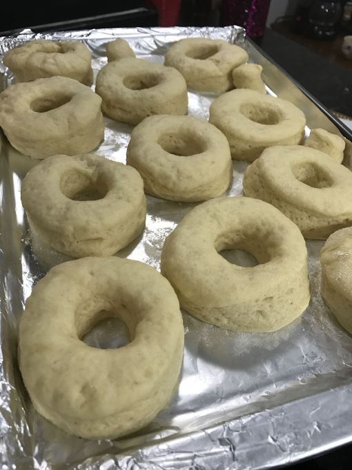\[Depois de mais um descanso os donuts crescem e já podem ir pra panela\]