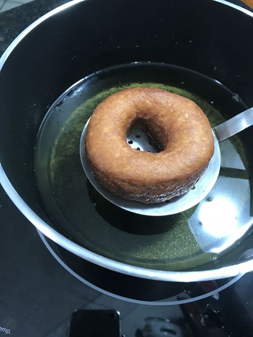 \[Depois de fritos podem ganhar a coberturinha de chocolate branco na cor rosa!\]