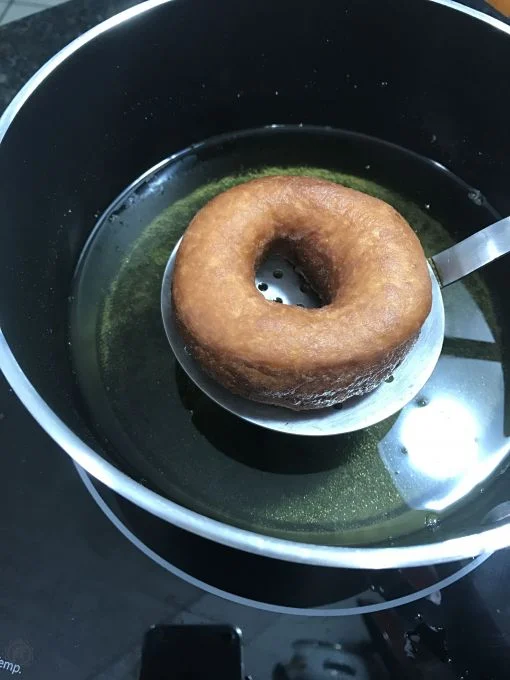 \[Depois de fritos podem ganhar a coberturinha de chocolate branco na cor rosa!\]