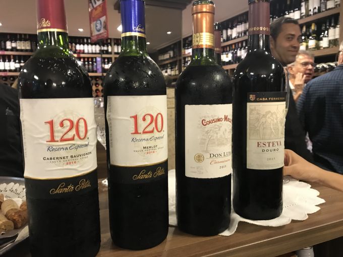 \[Começamos a degustação com o Esteva 2015, feito com 03 uvas e da região do Douro. Em seguida, fomos para o Carmenere 2015, Don Luis Cousino Macul, um chinelo muito bom: intenso, marcante e de muita personalidade\]