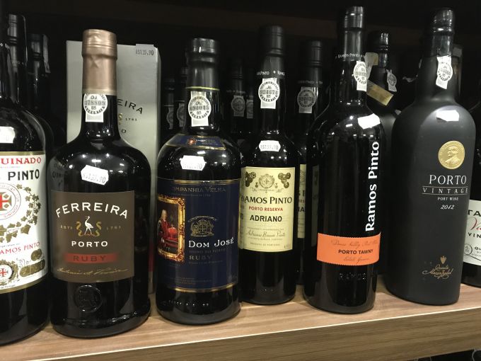 \[Porto Tawny e Porto Vintage - com sobremesas que levam em sua receita as nuts. Já o Porto Ruby ideal com sobremesas que levam frutas, principalmente frutas vermelhas - que tal uma Cheesecake de Amoras?!\]