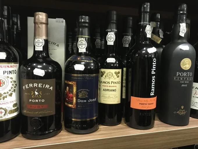 \[Porto Tawny e Porto Vintage - com sobremesas que levam em sua receita as nuts. Já o Porto Ruby ideal com sobremesas que levam frutas, principalmente frutas vermelhas - que tal uma Cheesecake de Amoras?!\]