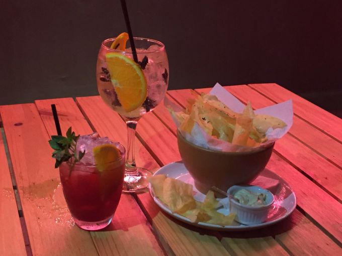 \[Drinks: Pátio de Colégio - que por sinal foi o favorito de Lari; e Mourato Coelho + Chis de Mandioca\]