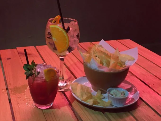 \[Drinks: Pátio de Colégio - que por sinal foi o favorito de Lari; e Mourato Coelho + Chis de Mandioca\]