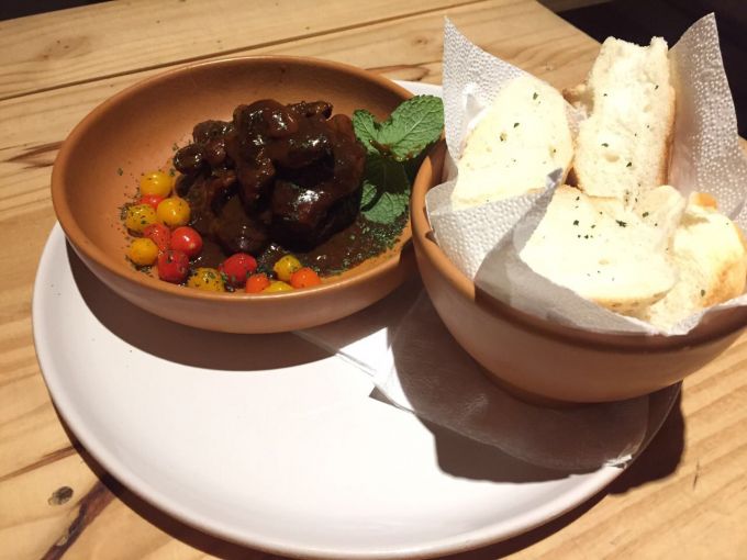 \[Moela ao Molho Madeira e acompanha pãozinho, claro! \]