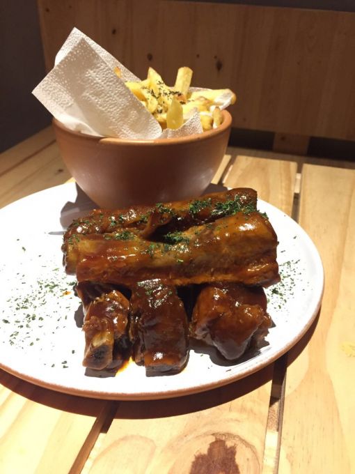 \[Costelinha com Molho Barbecue e Batata Rústica\]