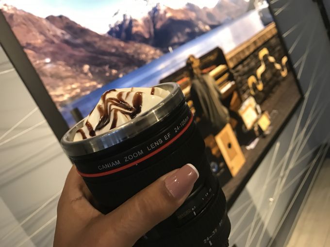 \[Frappé de Café com Nutella e Chantilly na caneca que lembra uma lente de câmera fotográfica\]