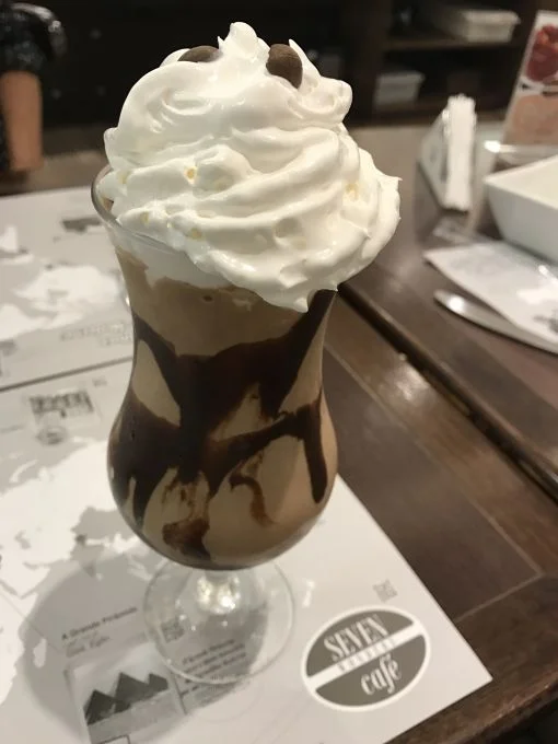 \[Cristo Redentor - espresso, sorvete de nata, chocolate Seven com essência de Macadâmia e Chantilly\]