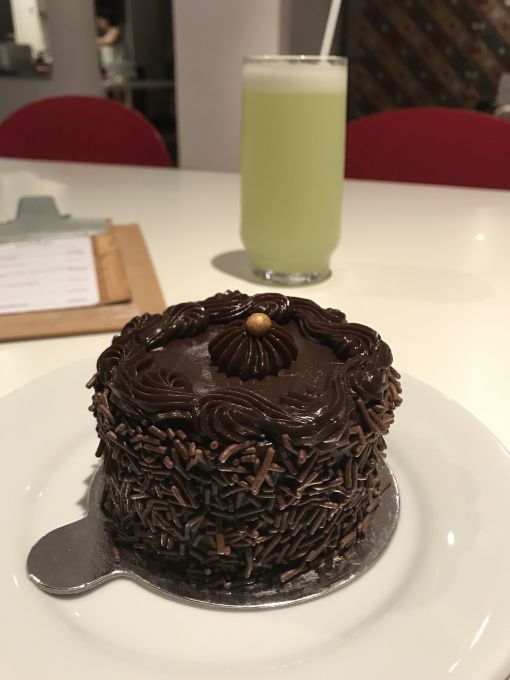\[Tortinha de Chocolate bem molhadinha e recheio cremoso acompanhada de Suco de Limão refrescante\]