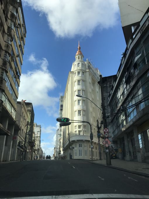 \[Salvador guarda tesouros em sua arquitetura - como o Fera Palace Hotel que foi todo revitalizado\]