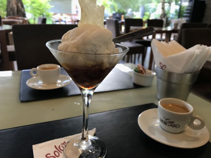 \[Nostalgia - doce de cajú em calda com sorvete de coco verde e chip crocante\]