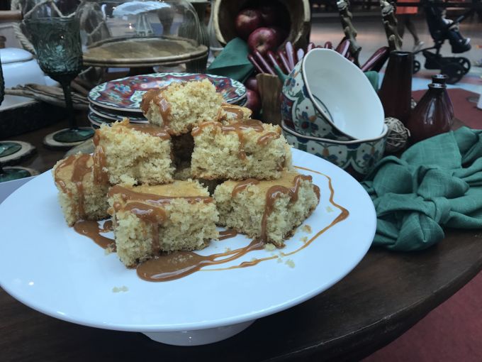 \[Bolo de Bananada, Coco Queimado e Caramelo Salgado - Cozinha com Amor por Luan Moura. E essa Mesa Posta pela Camicado que coisa mais lindaaaa\]
