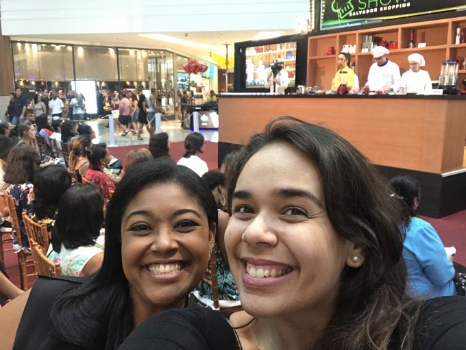 \[e se é amiga a gente vai prestigiar com muito amor no coração\]