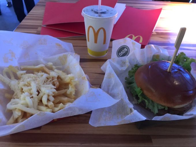 \[Caprese e McFritas - por Lari & Lucas\]