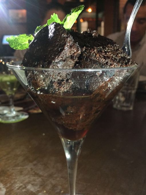 \[Brownie com Caramelo de Cerveja - brownie sequinho e fica molhadinho com o caramelo, com toque suave\]