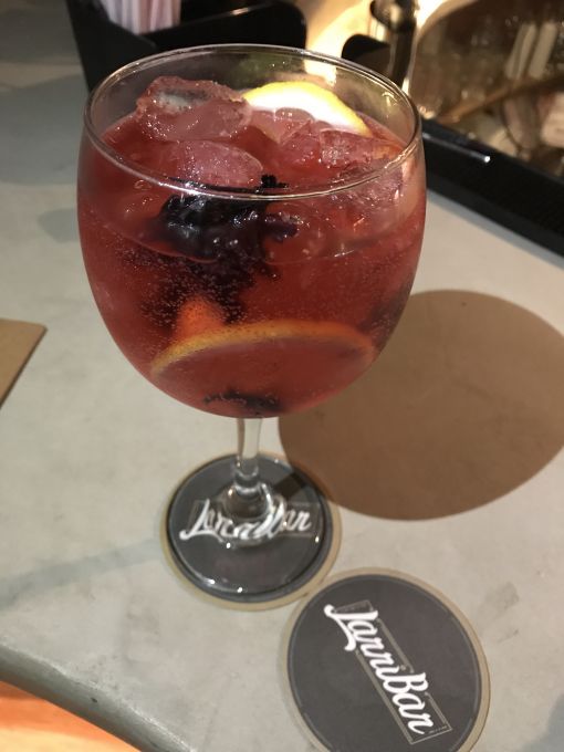 \[Flor de Graxeira - Bombay Spphire, Limão Siciliano Hibusco hidratado e Orange bitter\]