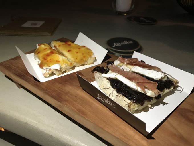 \[Larriquetas - Brusquetas do Larribar: Queijo de Cabra com Geleia de Rubras, e Brie com Cebola Caramelizada\]