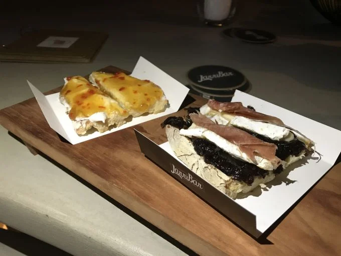 \[Larriquetas - Brusquetas do Larribar: Queijo de Cabra com Geleia de Rubras, e Brie com Cebola Caramelizada\]