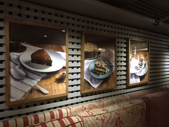 \[As sobremesas ganharam destaque na parede do salão, como estrelas que são\]