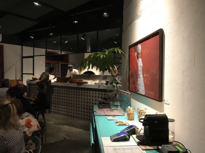 \[A Forneria, segue uma linha como uma filha mais nova mesmo. Bem moderninha, clean. Mas a mesma essência\]