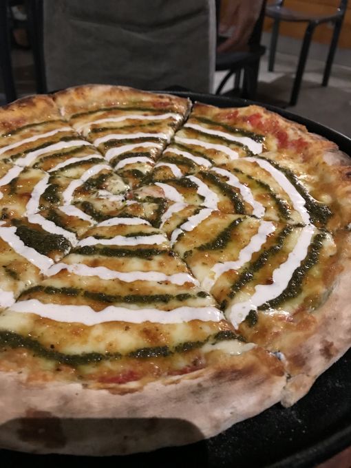 \[Além de Pizzas, Calzones, Paninis, algumas massas também são servidas\]