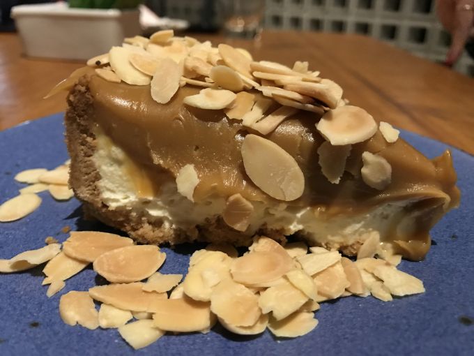 \[E as sobremesas?! Claaaro que não poderia faltar. Cheesecake de Doce de Leite e Flor de Sal e Laminas de Amêndoas\]