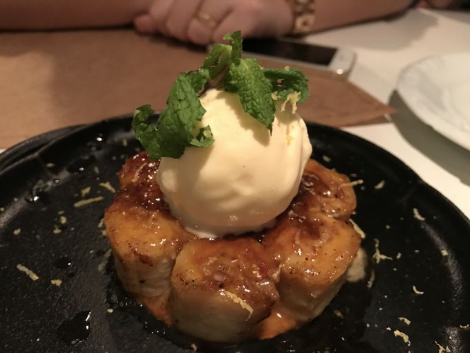 \[No menu de sobremesas ainda encontramos: uma Verrine de Frutas super leve e refrescante; um Creme de La Café - uma versão de Tiramisú. E esse destaque: a sobremesa da Forneria - Banana Sablé - uma massinha sablé amanteigada que derrete na boca recheada de banana, assada no forno a lenha e acompanhada de sorvete de creme\]