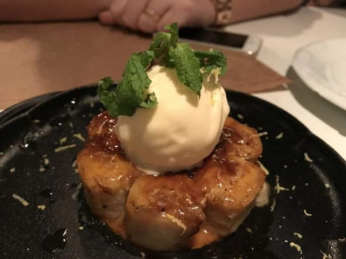 \[No menu de sobremesas ainda encontramos: uma Verrine de Frutas super leve e refrescante; um Creme de La Café - uma versão de Tiramisú. E esse destaque: a sobremesa da Forneria - Banana Sablé - uma massinha sablé amanteigada que derrete na boca recheada de banana, assada no forno a lenha e acompanhada de sorvete de creme\]