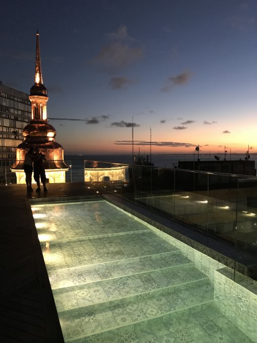 \[Na piscina além de uma vista linda, o bar super funciona com drinks e espumantes. Mas também tem aquela cervejinha esperta\]