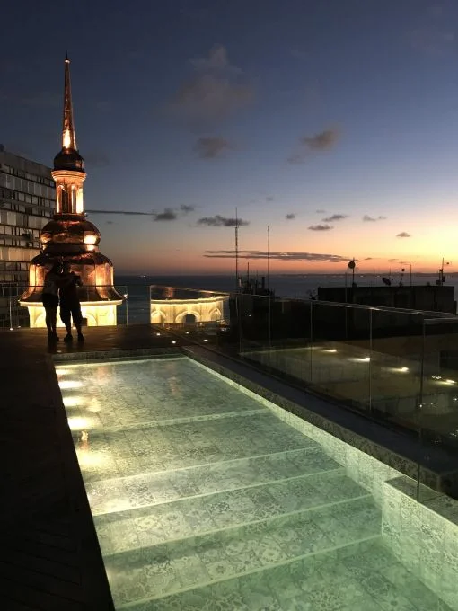 \[Na piscina além de uma vista linda, o bar super funciona com drinks e espumantes. Mas também tem aquela cervejinha esperta\]