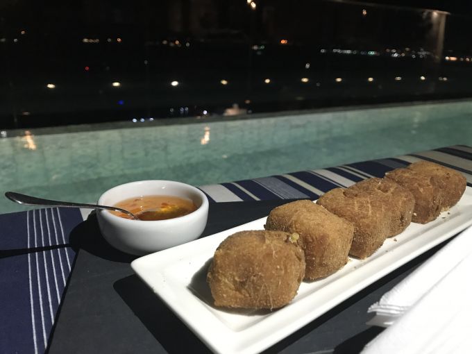 \[Petiscos são uma excelente pedida na piscina\]