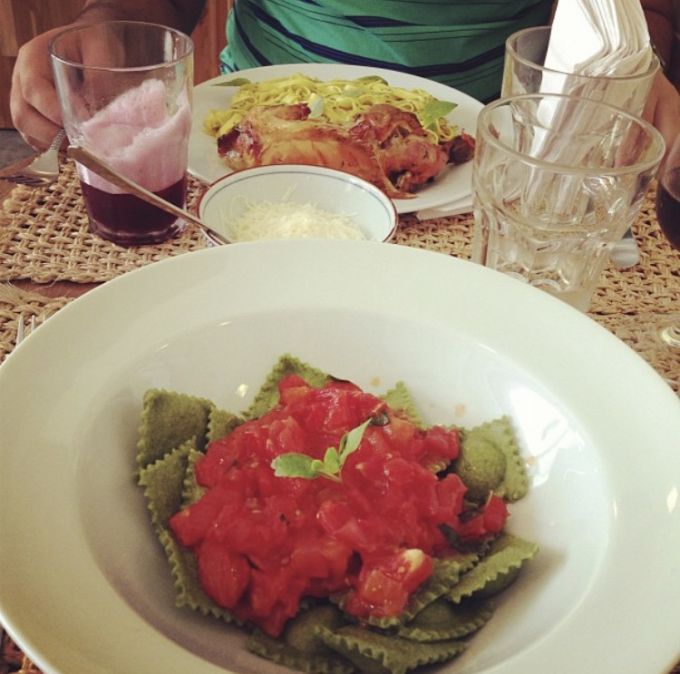 \[Amo todo todos os pratos, mas o ravioli verde com mussarela de bufala e tomatinhos... Cura até ressaca\]