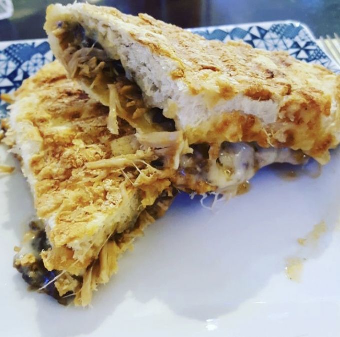 \[Sandubinha de Pernil com Cebola Caramelizada - ai ai ai suspiro de amor. Foto: Onira Cafe\]