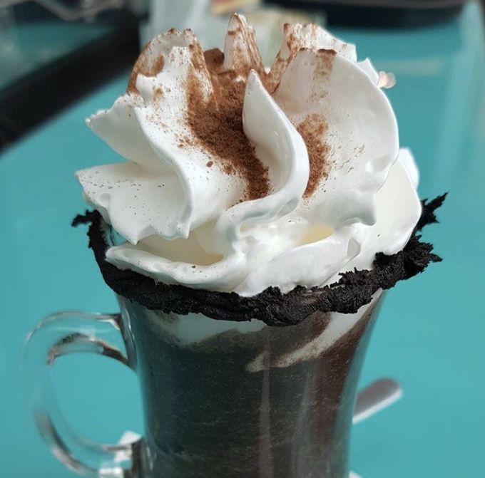 \[Chocolate Quente com Chantilly. Foto: Onira Cafe\]