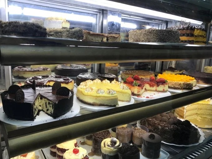 \[uma vitrine recheada de doçuras\]