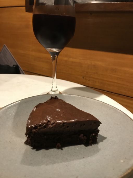 \[Torta Mousse de Chocolate: muito espumada, cremosa e um biscuit sensacional. Intenso e arrebatador. E quem disse que não harmoniza?! Harmoniza sim!\]