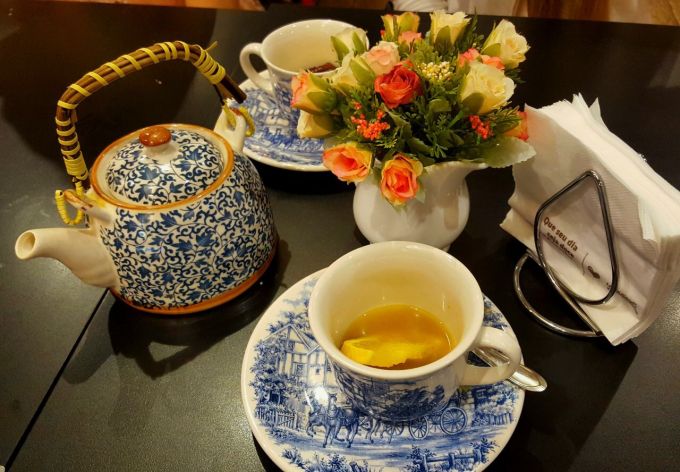 \[Chá de Laranja e olha que louça linda! - Foto: Adeilda\]